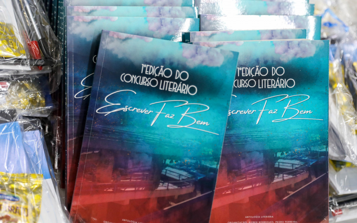 Premiação de concurso literário teve noite de autógrafos em Mesquita