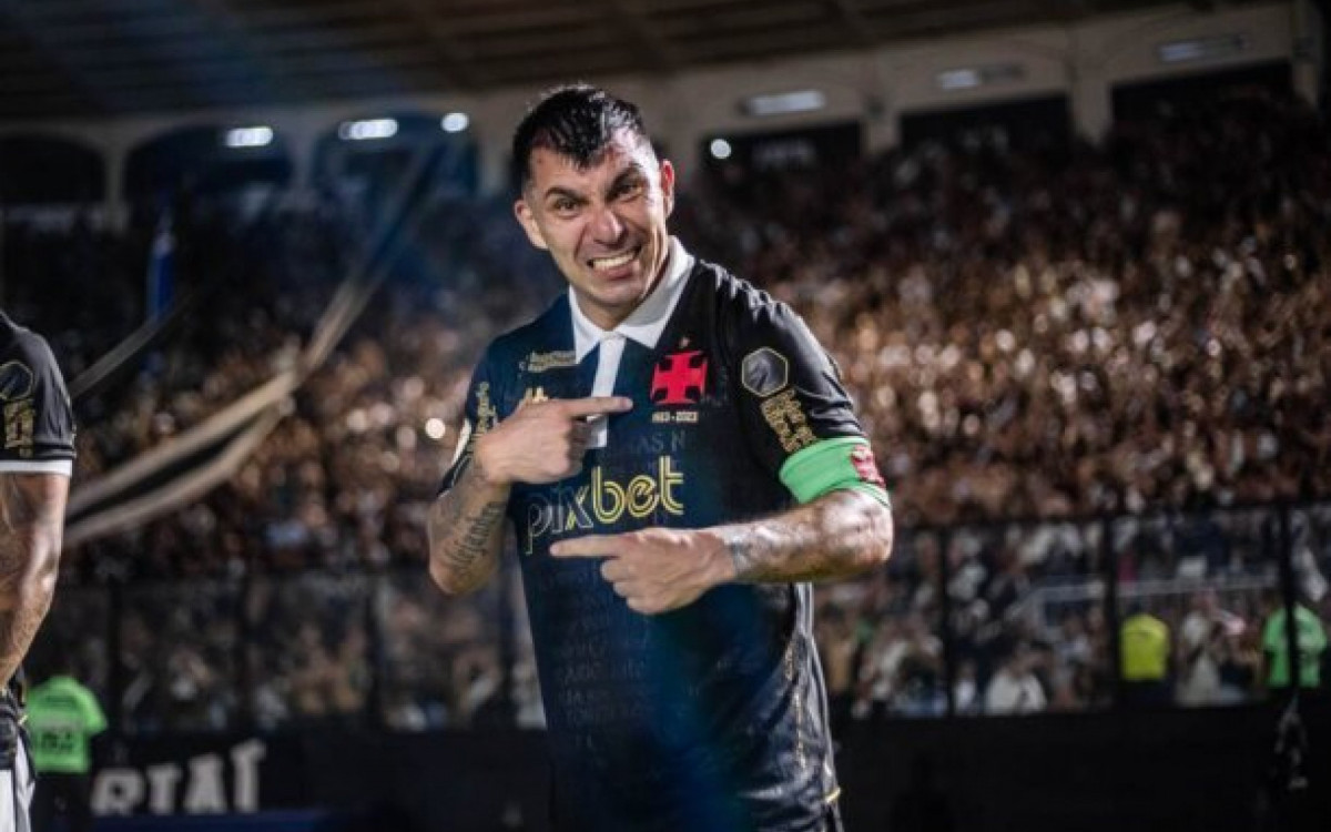 Capit&atilde;es do Vasco, L&eacute;o e Medel choram ap&oacute;s perman&ecirc;ncia do Vasco
