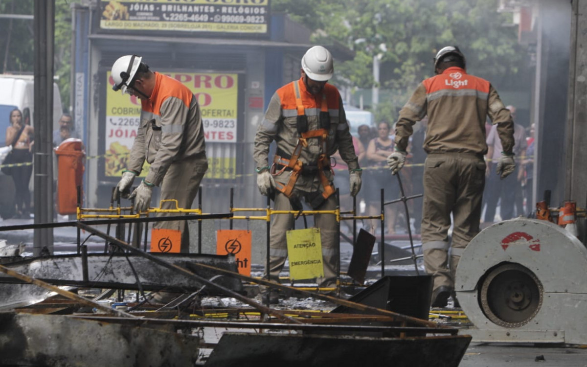 Bombeiros apagam incêndio em loja na Galeria Condor, no Largo do Machado