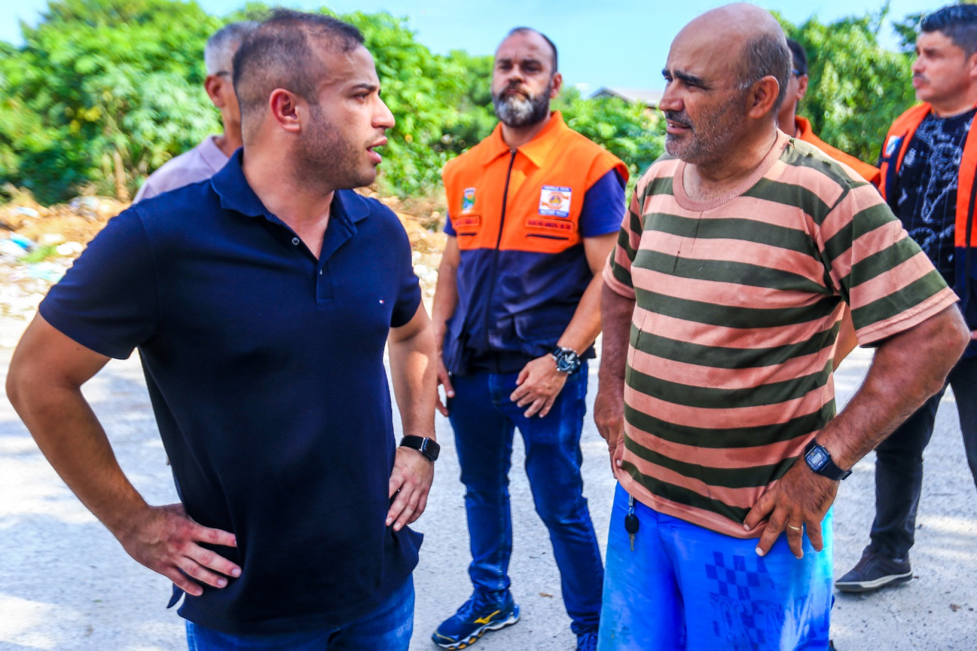 O secret&aacute;rio Matheus Carneiro conversou com moradores sobre a limpeza do rio Botas - Rafael Barreto / PMBR