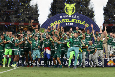 Palmeiras iguala Corinthians em lista de maiores campeões brasileiros nos pontos corridos. Confira!