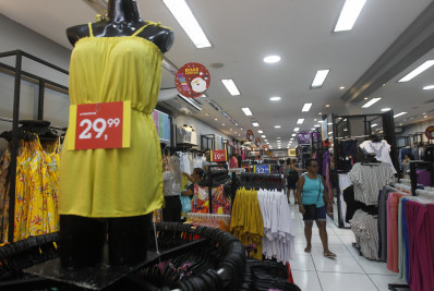 Comércio carioca deve contratar cerca de oito mil temporários para o fim do ano e verão