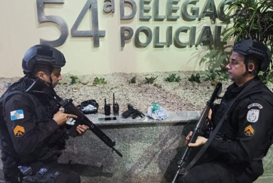 PM prende dois suspeitos com pistola, drogas e rádios transmissores em Belford Roxo