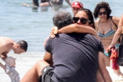 Andrea Beltrão curte praia com marido em clima de romance