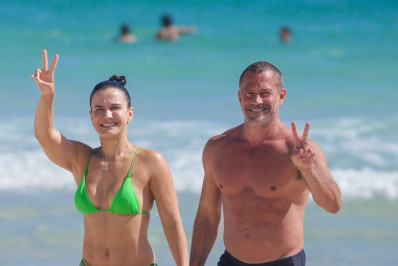 Malvino Salvador e Kyra Gracie esbanjam simpatia ao serem clicados na Praia da Barra