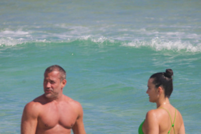 Malvino Salvador e Kyra Gracie esbanjam simpatia ao serem clicados na Praia da Barra