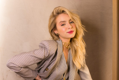 Atriz Fefe faz a namorada de Dinho no filme Mamonas Assassinas e revela mistérios nos bastidores