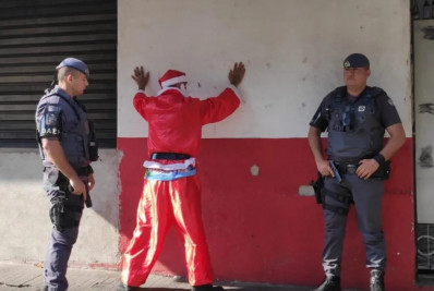 Foragido disfarçado de 'Papai Noel' é preso com faca no litoral de São Paulo