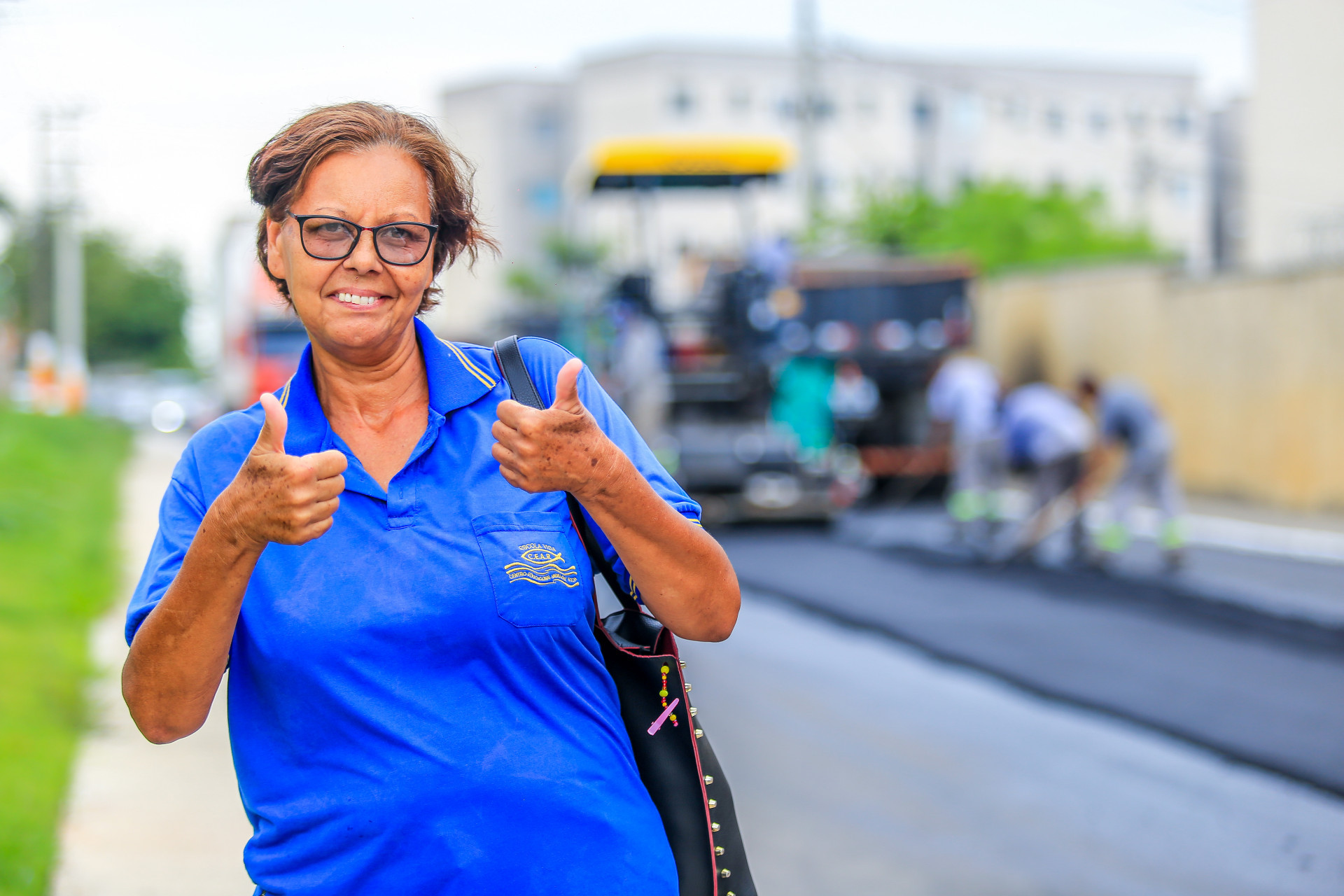 A moradora da Estrada da Boa Esperan&ccedil;a, Nilciete Vieira, disse que est&aacute; muito feliz com o novo asfalto - Rafael Barreto / PMBR