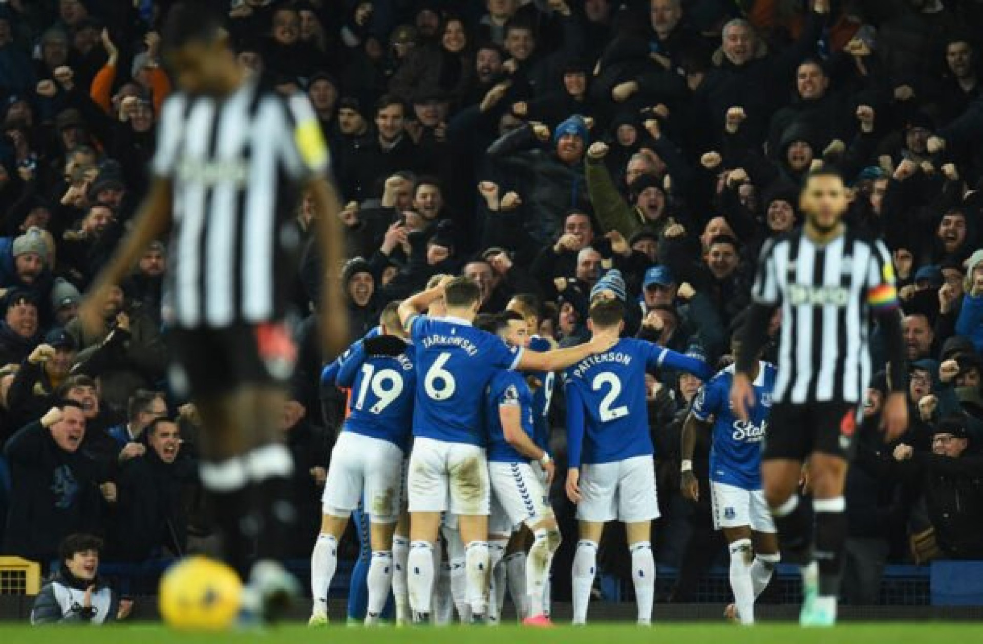 Everton vence Newcastle e sai da zona de rebaixamento da Premier League