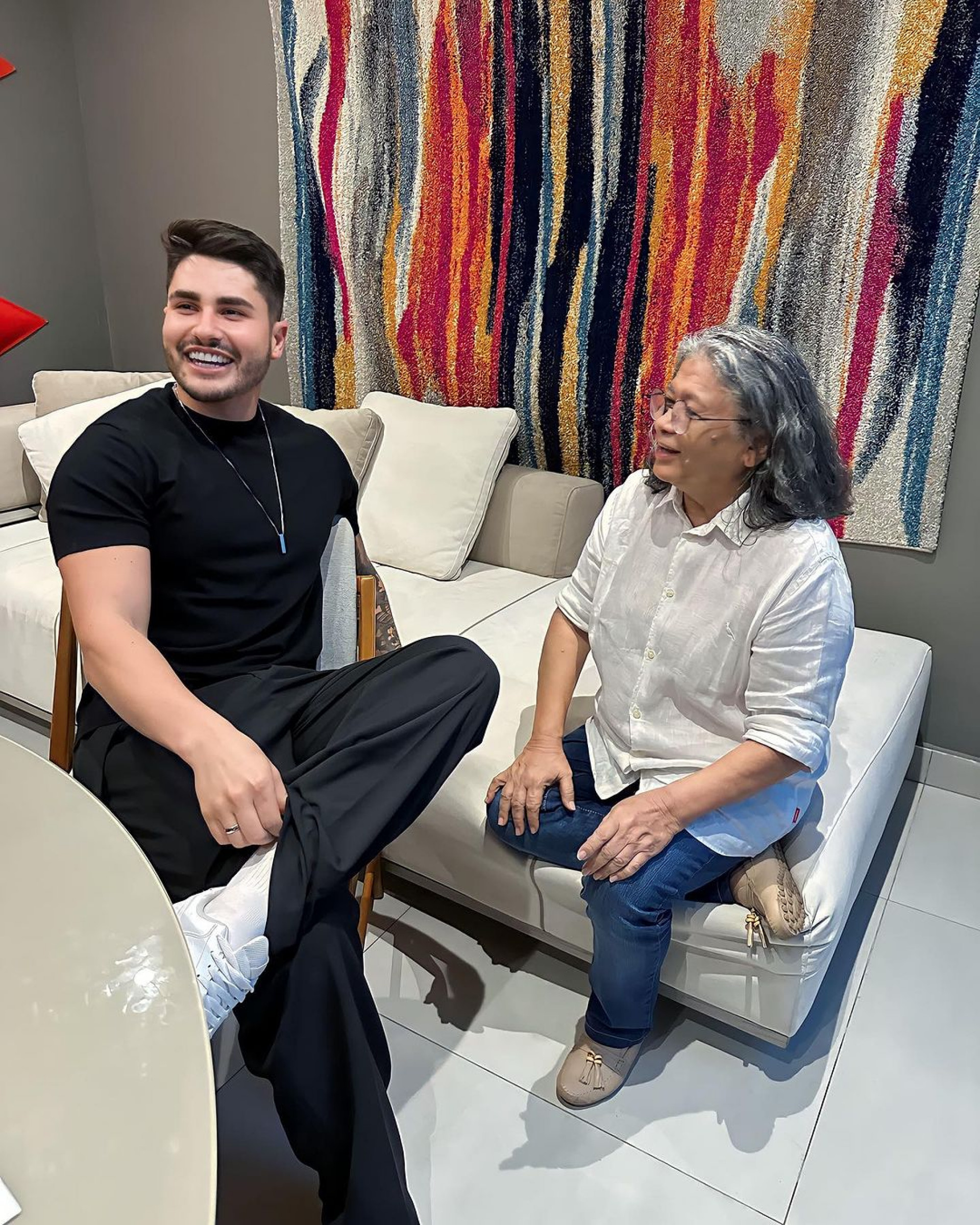 Lucas Souza, ex-participante de 'A Fazenda' encontra a diretora Marlene Mattos - Reprodução Internet