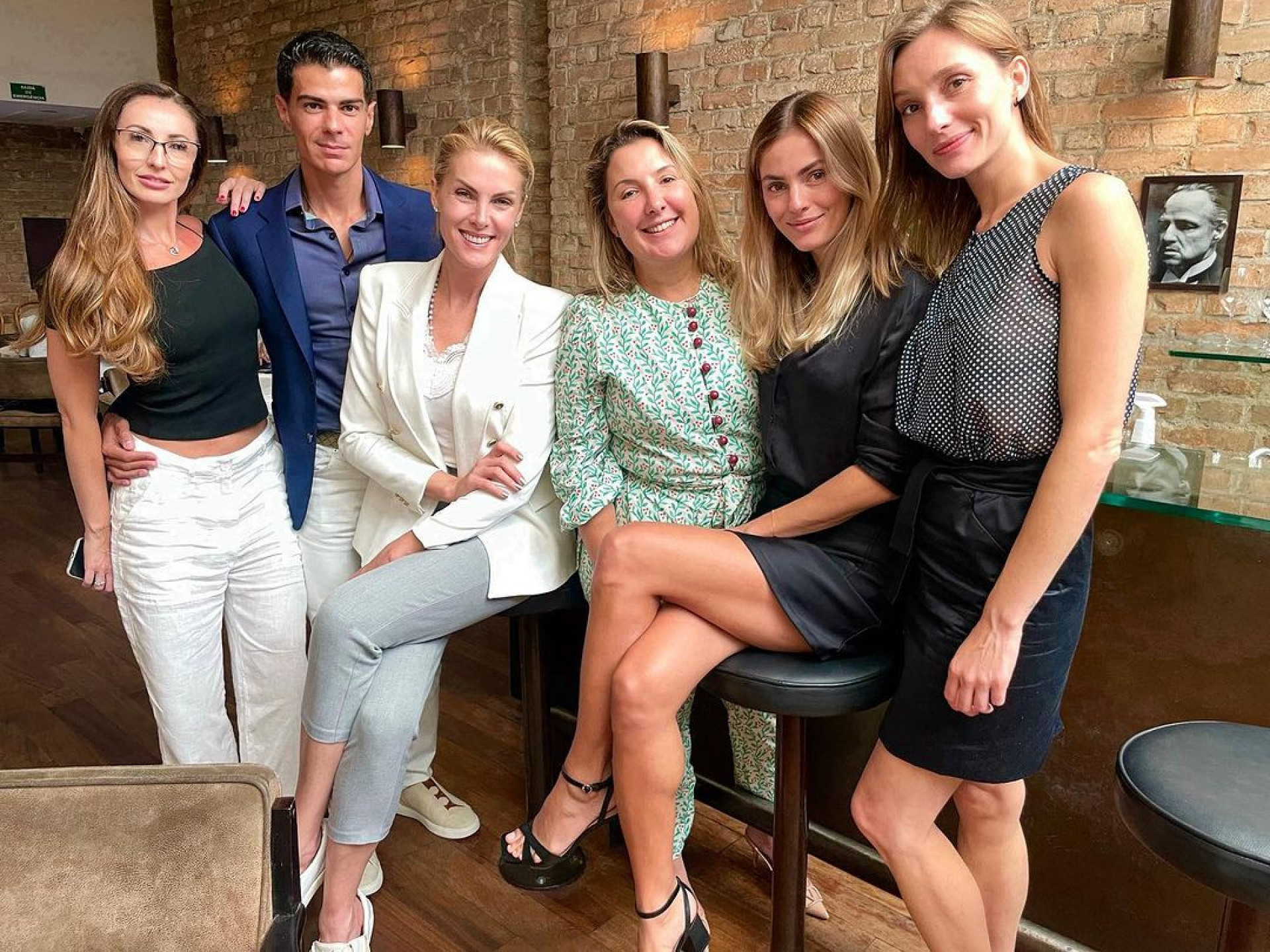 Ana Hickmann posa com a equipe que cuidará de sua carreira após a separação - Reprodução Internet