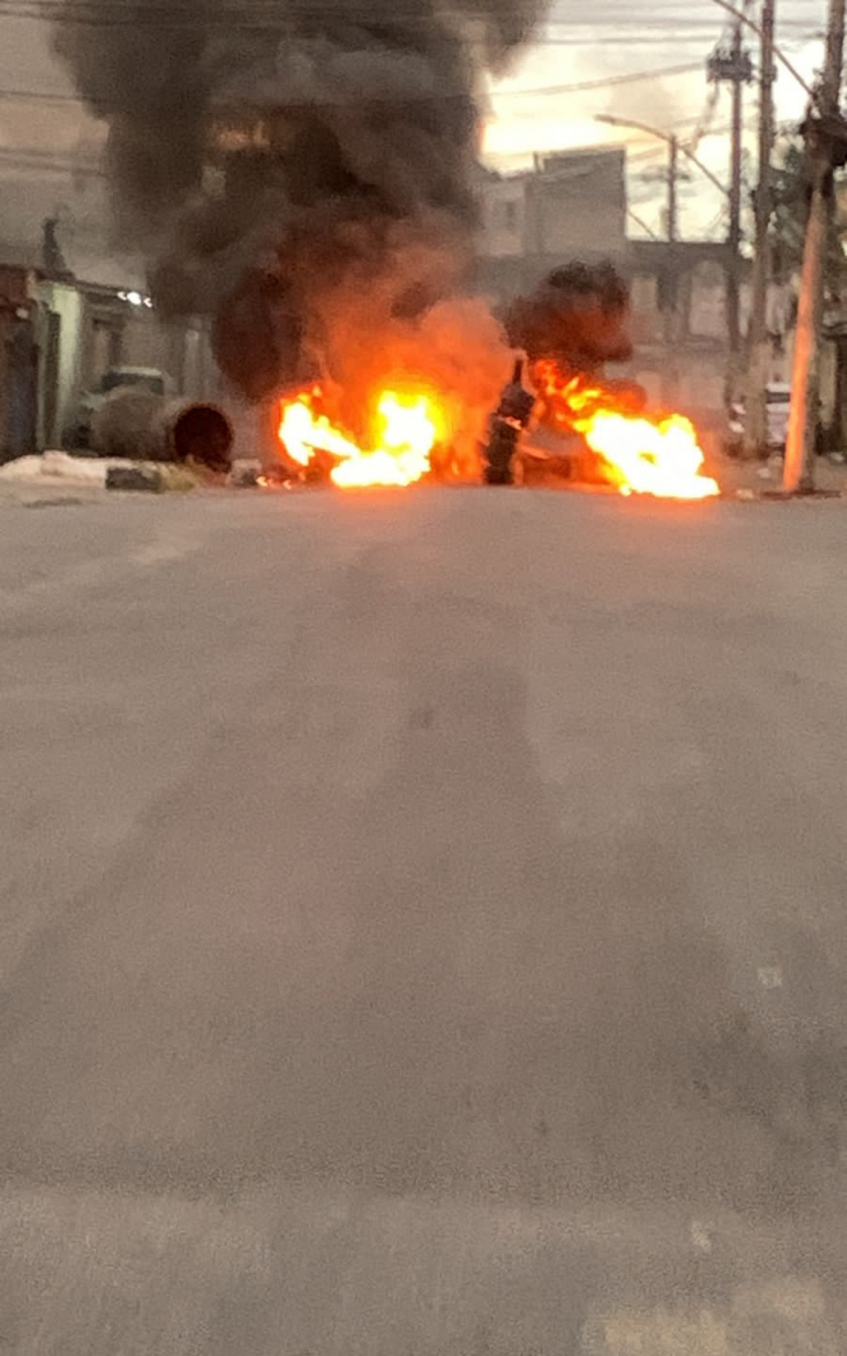 Criminosos atearam fogo em barricadas durante ação da PM na Vila Aliança - Reprodução/Redes Sociais