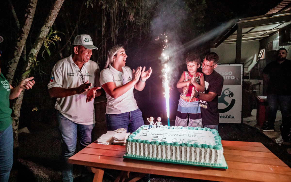 A prefeita de Guapimirim, Marina Rocha, e o vice-prefeito Natalício da Farmácia celebram o aniversário do município durante inauguração do Centro de Equoterapia Infantil