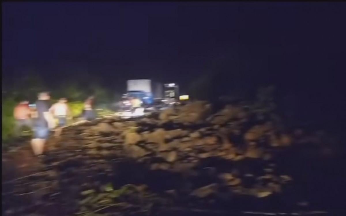 Motoristas surpreendidos pelo deslizamento de terra e pedras em Mangaratiba que interditou a Rio-Santos