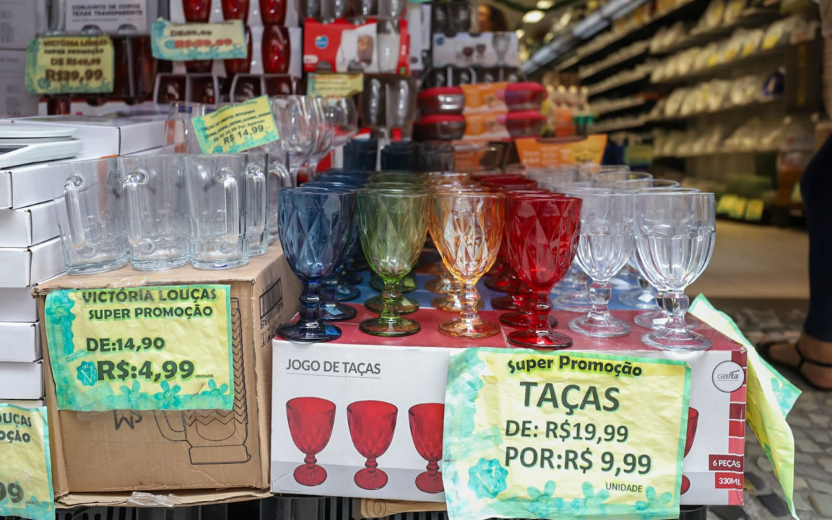 Taças em promoção na Victória Louças, na Saara - Renan Areias / Agência O Dia