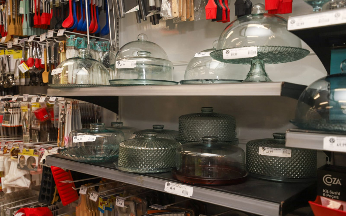 Opções de boleiras da Victória Louças, na Saara - Renan Areias / Agência O Dia