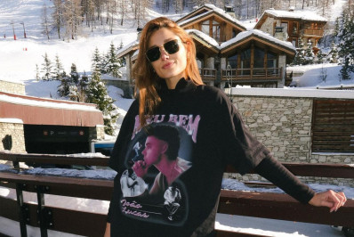 Sasha aparece usando camiseta estampada com o rosto do marido