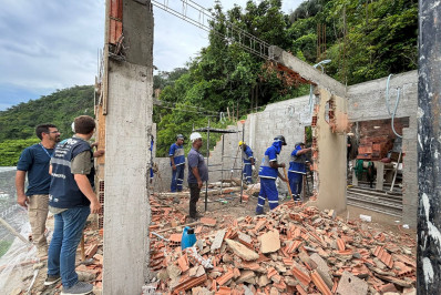 Construção em encosta é demolida no Vidigal