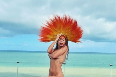 Anitta esbanja sensualidade ao posar completamente nua 