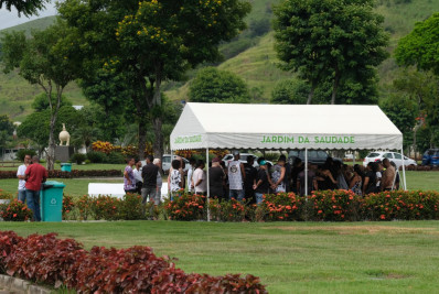 Homem morto ao ter pescoço cortado por garrafa é enterrado na Zona Oeste