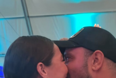 Paolla Oliveira e Diogo Nogueira trocam beijos em noite de samba