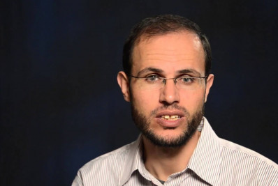 Poeta palestino Refaat Alareer morre em bombardeio israelense em Gaza