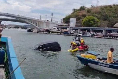 Carro cai no canal do Itajurú, em Cabo Frio