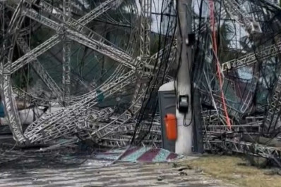 Principal árvore de Natal de Niterói desaba durante madrugada