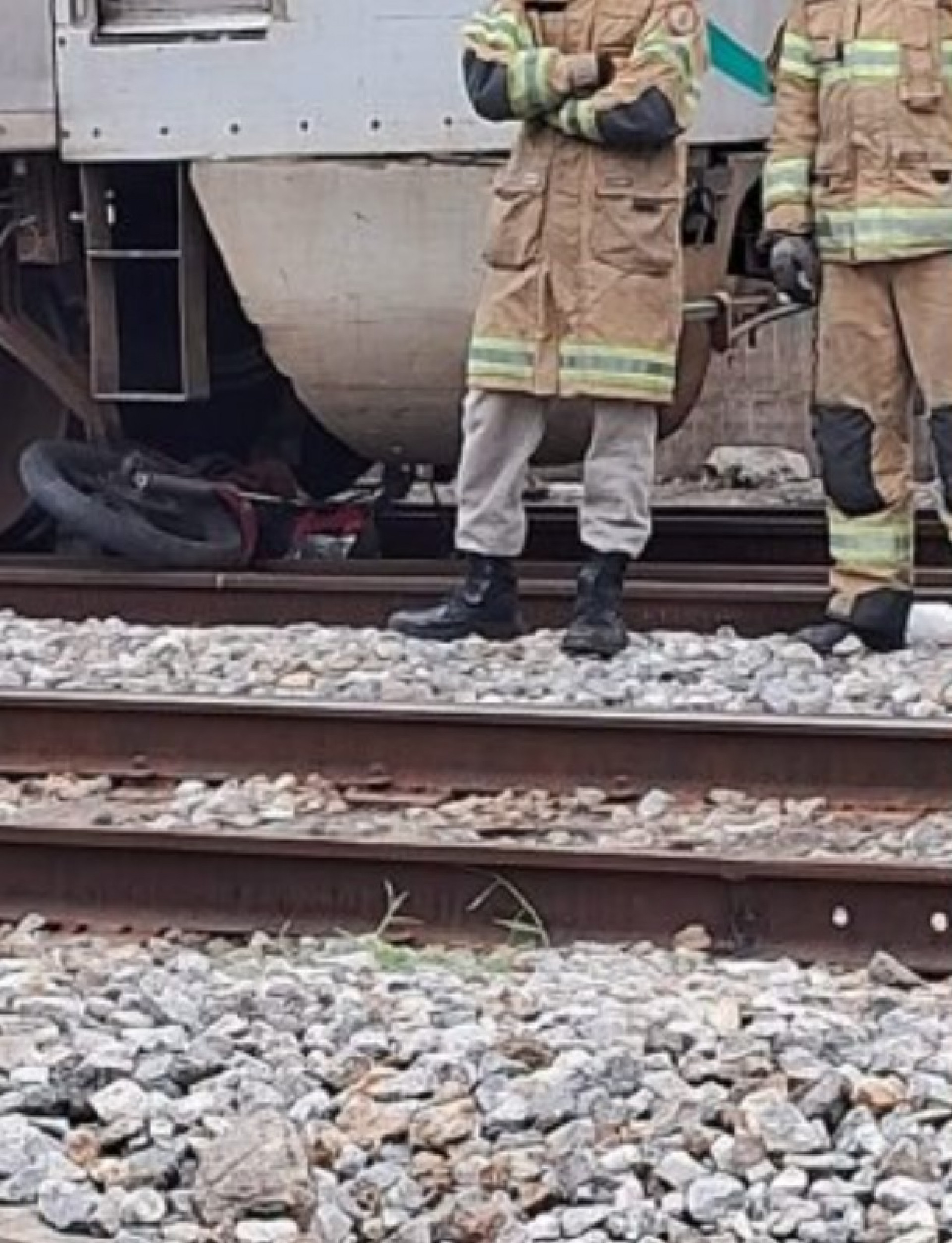 Motociclista tentou atravessar a passagem de nível em São João de Meriti no momento em que o trem chegava ao cruzamento - Reprodução/Redes Sociais