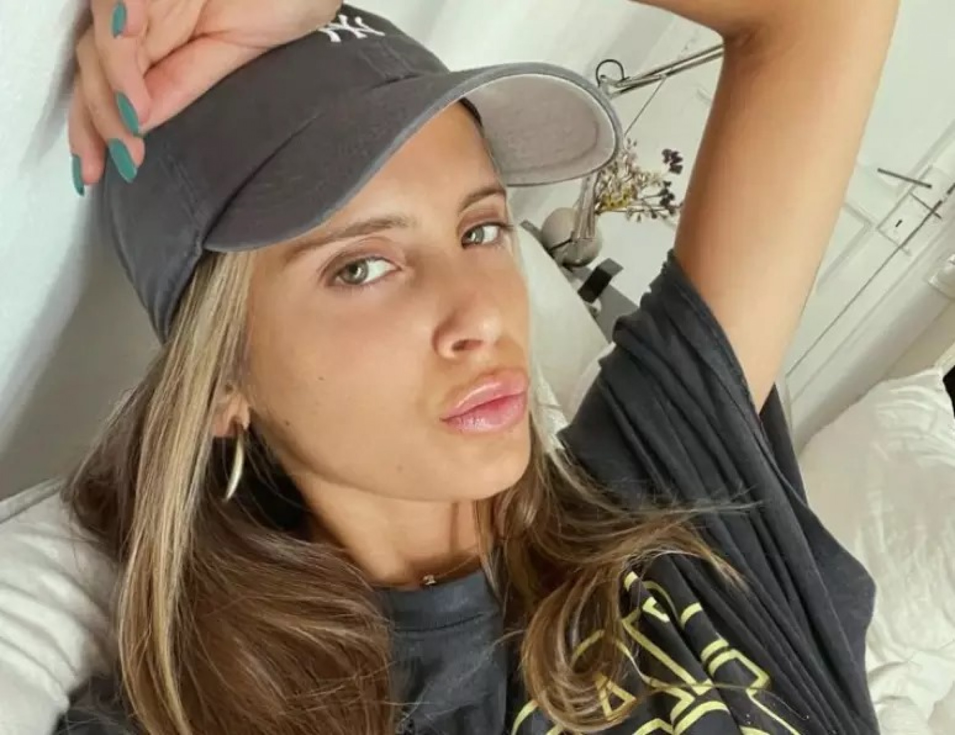 Em setembro de 2023, a modelo brasileira Carola D&iacute;az foi apontada como affair do craque pela imprensa espanhola. "Neymar tem um relacionamento amoroso pelas costas da Bruna [Biancardi], &eacute; uma garota chamada Carola D&iacute;az, brasileira, mora em Barcelona e &eacute; gar&ccedil;onete", disse o paparazzi Jordi Martin durante participa&ccedil;&atilde;o no programa de TV &lsquo;Amor y Fuego&rsquo;
 - Reprodu&ccedil;&atilde;o / Instagram