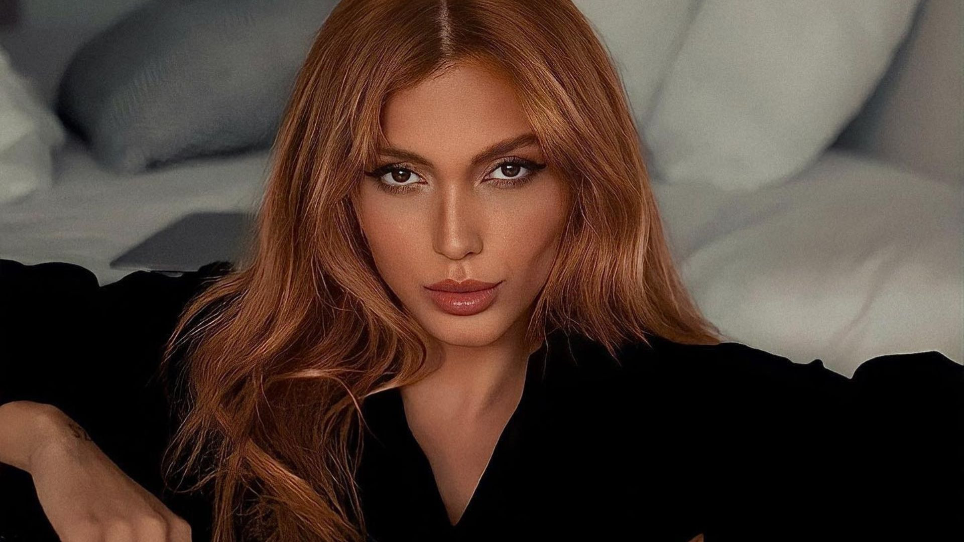 Em junho, veio &agrave; tona a not&iacute;cia mais comentada envolvendo Neymar. Na ocasi&atilde;o, o atleta foi exposto por Fernanda Campos, que alegou ter se encontrado com ele em um apartamento de luxo. A trai&ccedil;&atilde;o foi confirmada pelo jogador de futebol uma semana depois, onde pediu desculpas publicamente a Bruna Biancardi, gr&aacute;vida &agrave; &eacute;poca - re