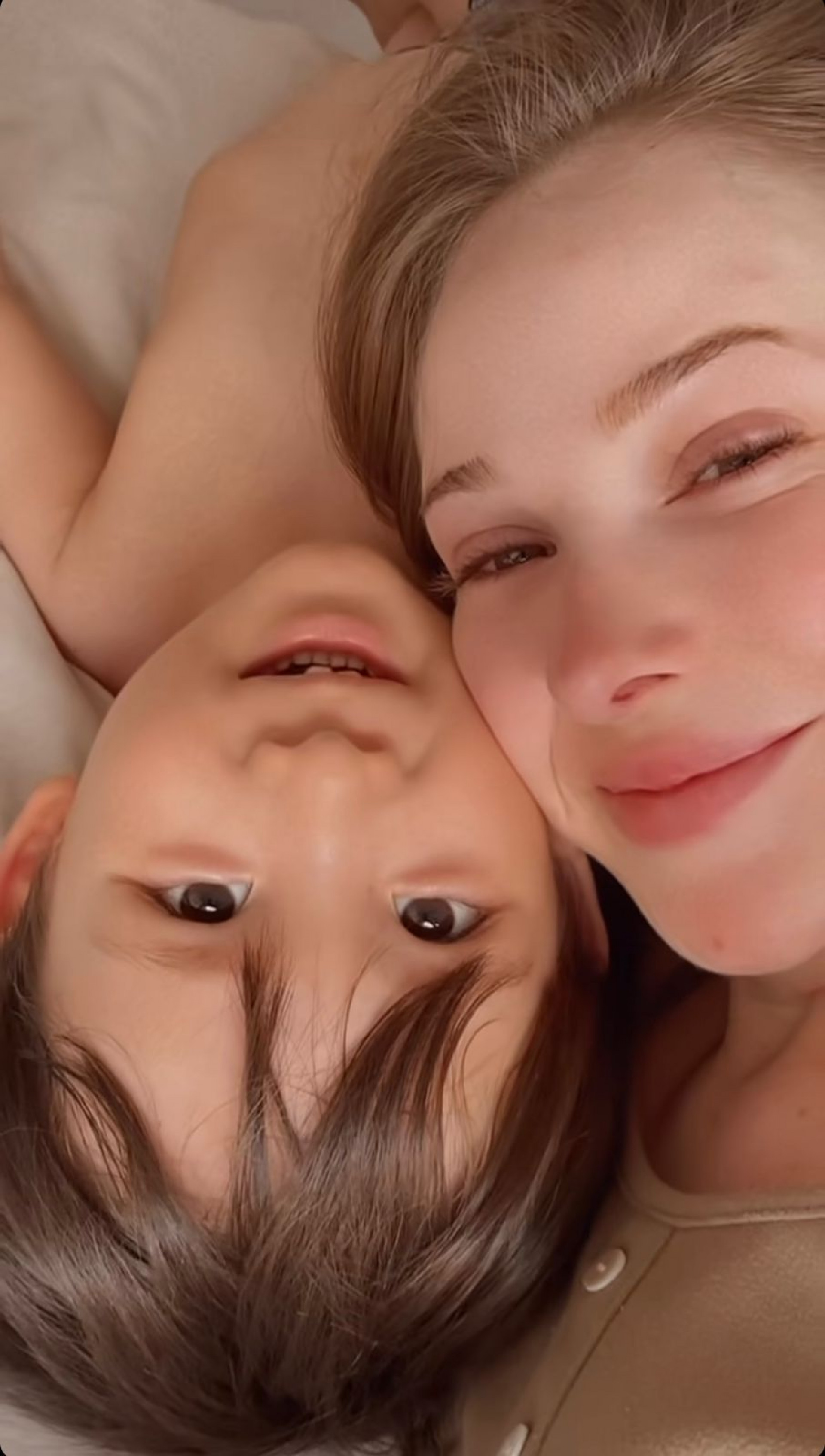 Sammy chora ao desabafar sobre maternidade e Jake consola a mãe - Reprodução / Instagram