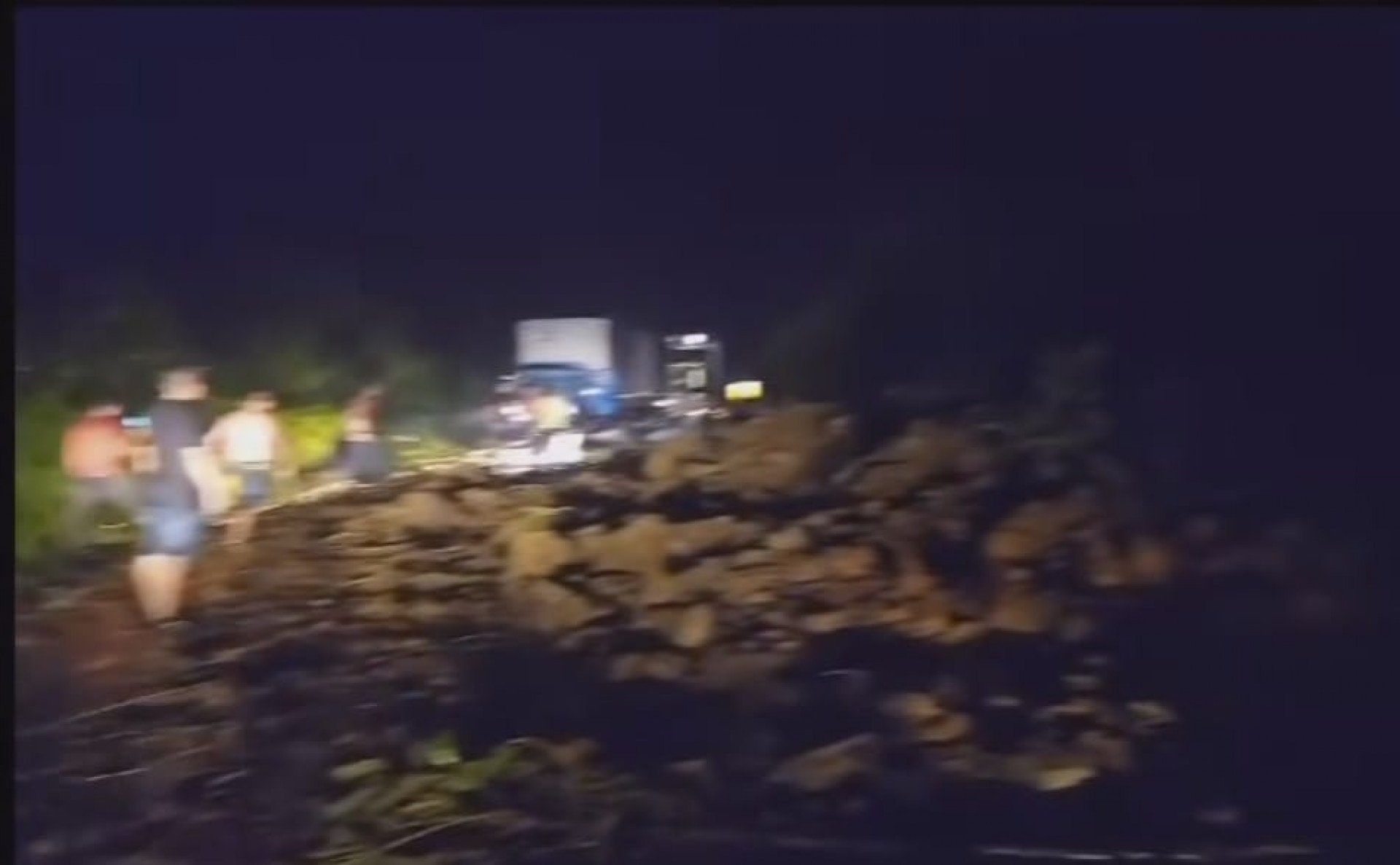Motoristas surpreendidos pelo deslizamento de terra e pedras em Mangaratiba que interditou a Rio-Santos - Divulgação/reprodução rede