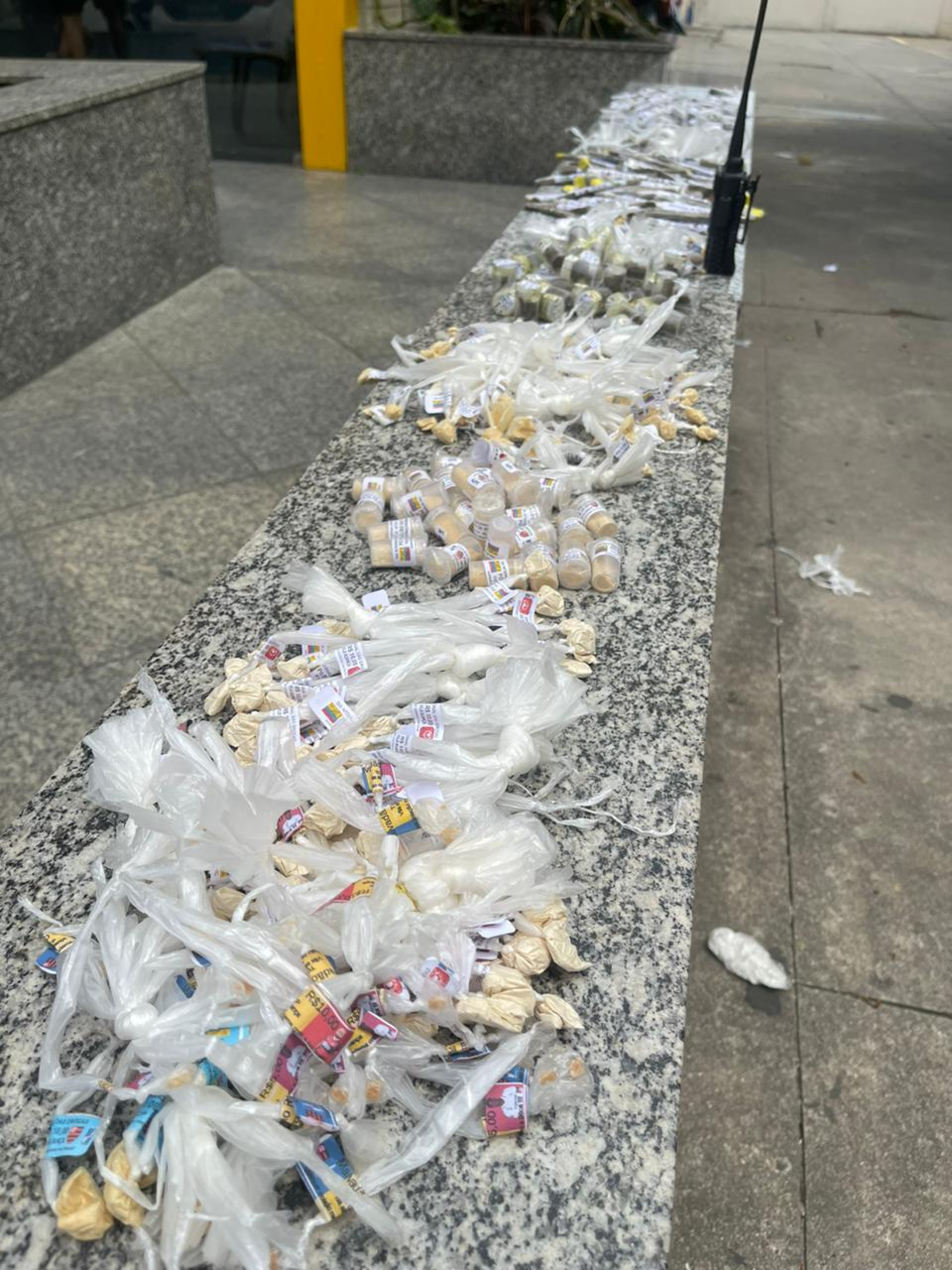 PM prendeu criminosos e apreendeu drogas no Complexo de Senador Camará