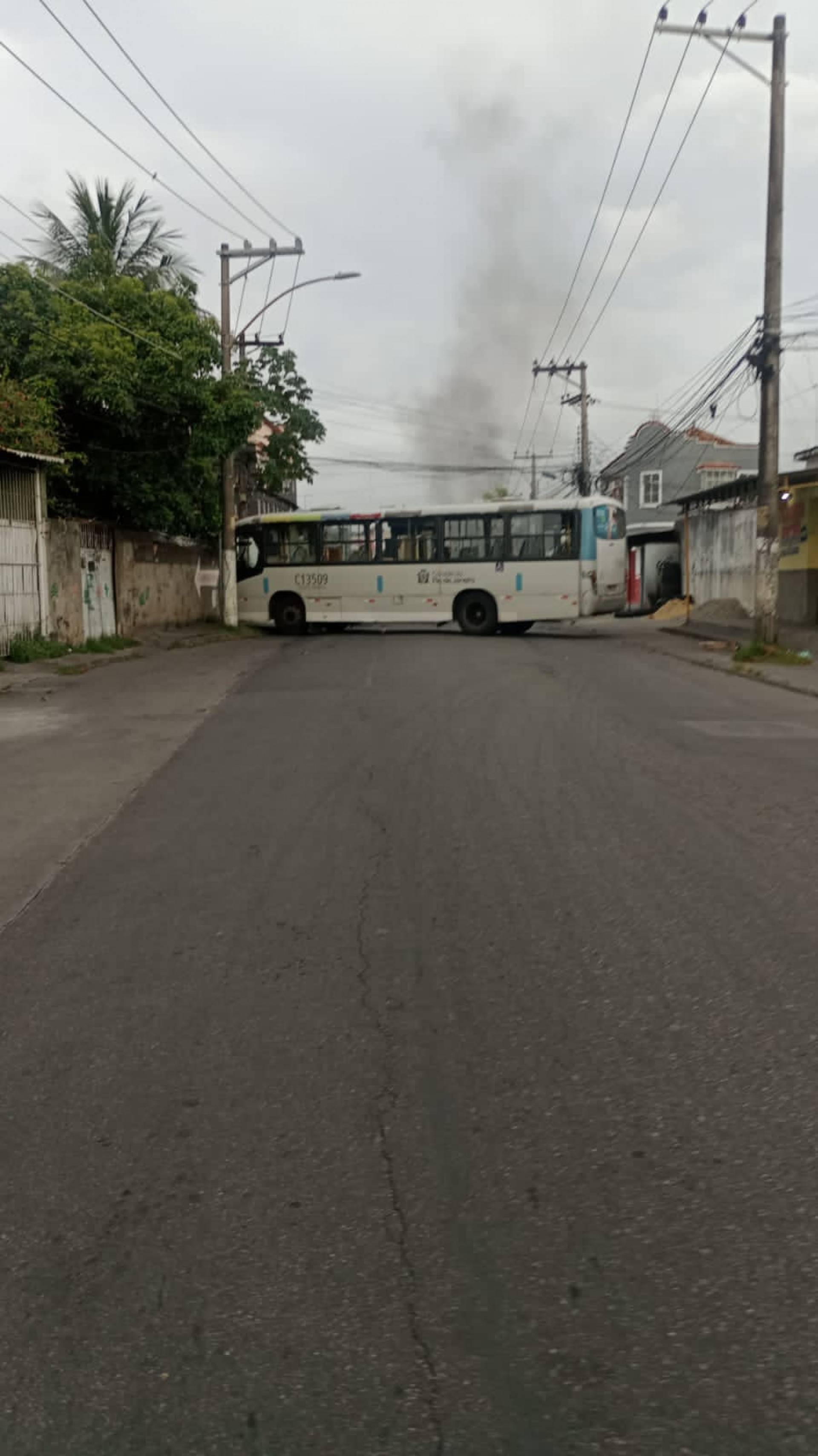 Criminosos atravessaram ônibus em vias da Vila Aliança para dificultar acesso de PMs à comunidade