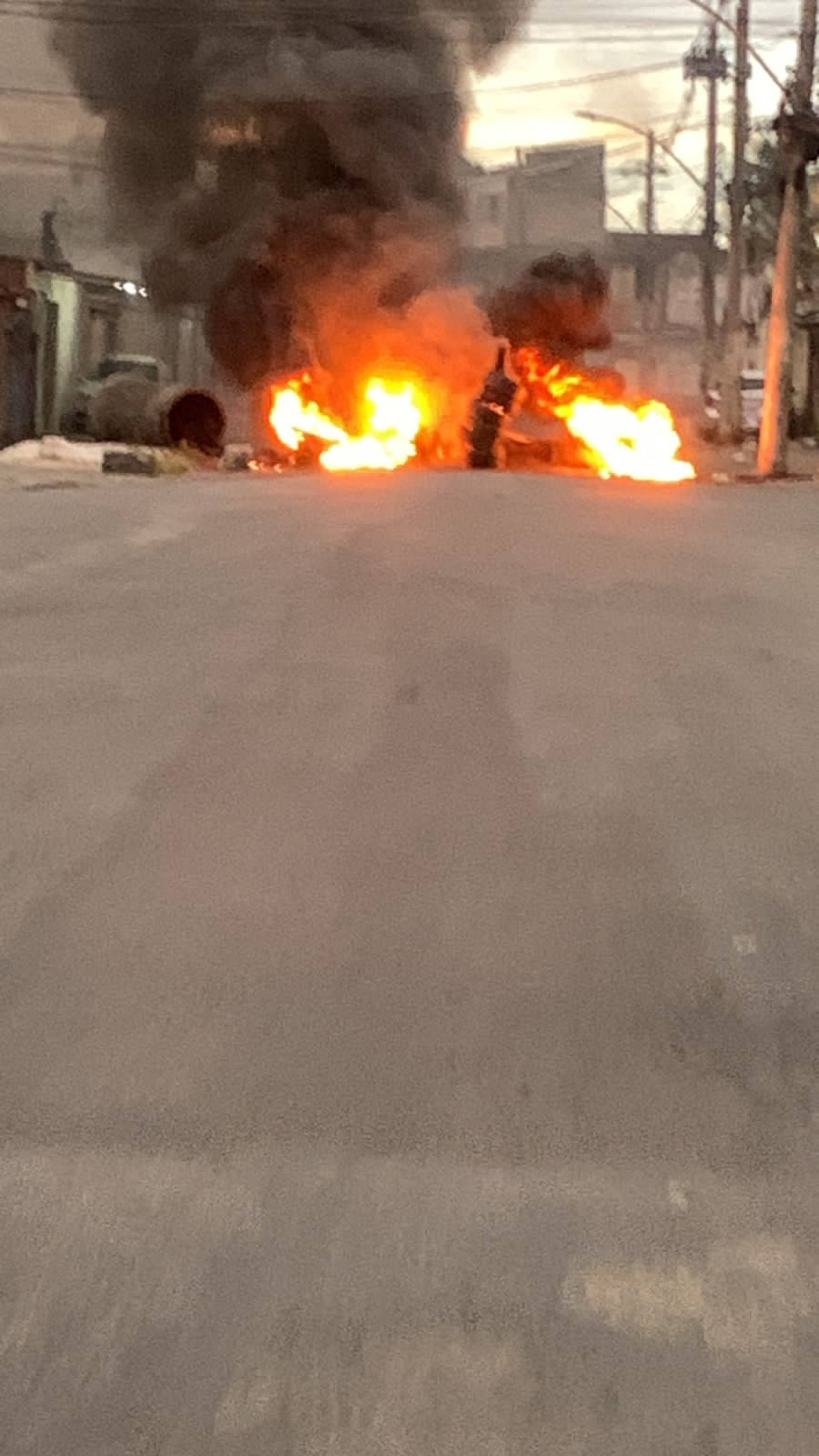 Criminosos atearam fogo em barricadas durante ação da PM na Vila Aliança