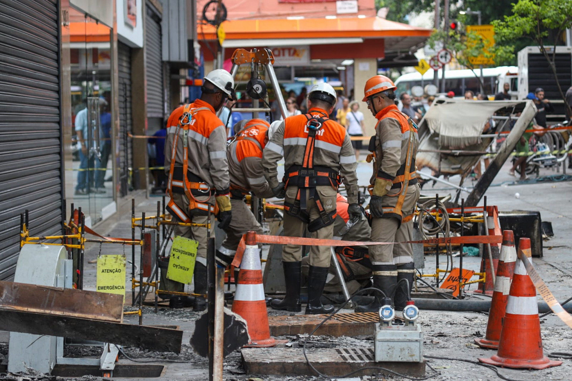 Bueiro soltava fumaça preta pouco antes de incêndio na Galeria Condor - Renan Areias / Agência O Dia