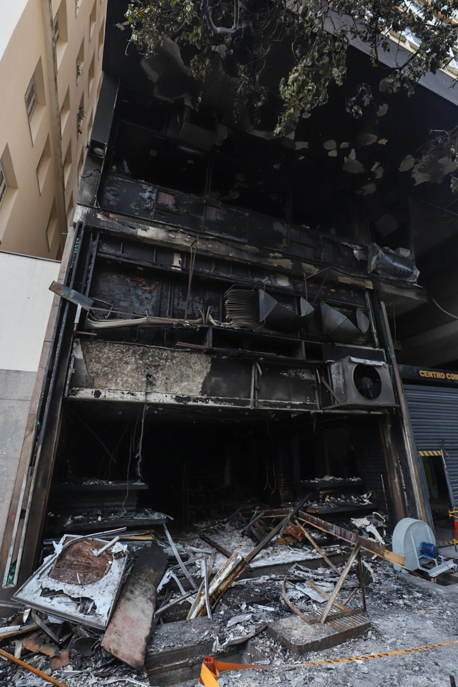 Sapataria e salão de beleza ficaram destruídos após incêndio na Galeria Condor - Renan Areias / Agência O Dia