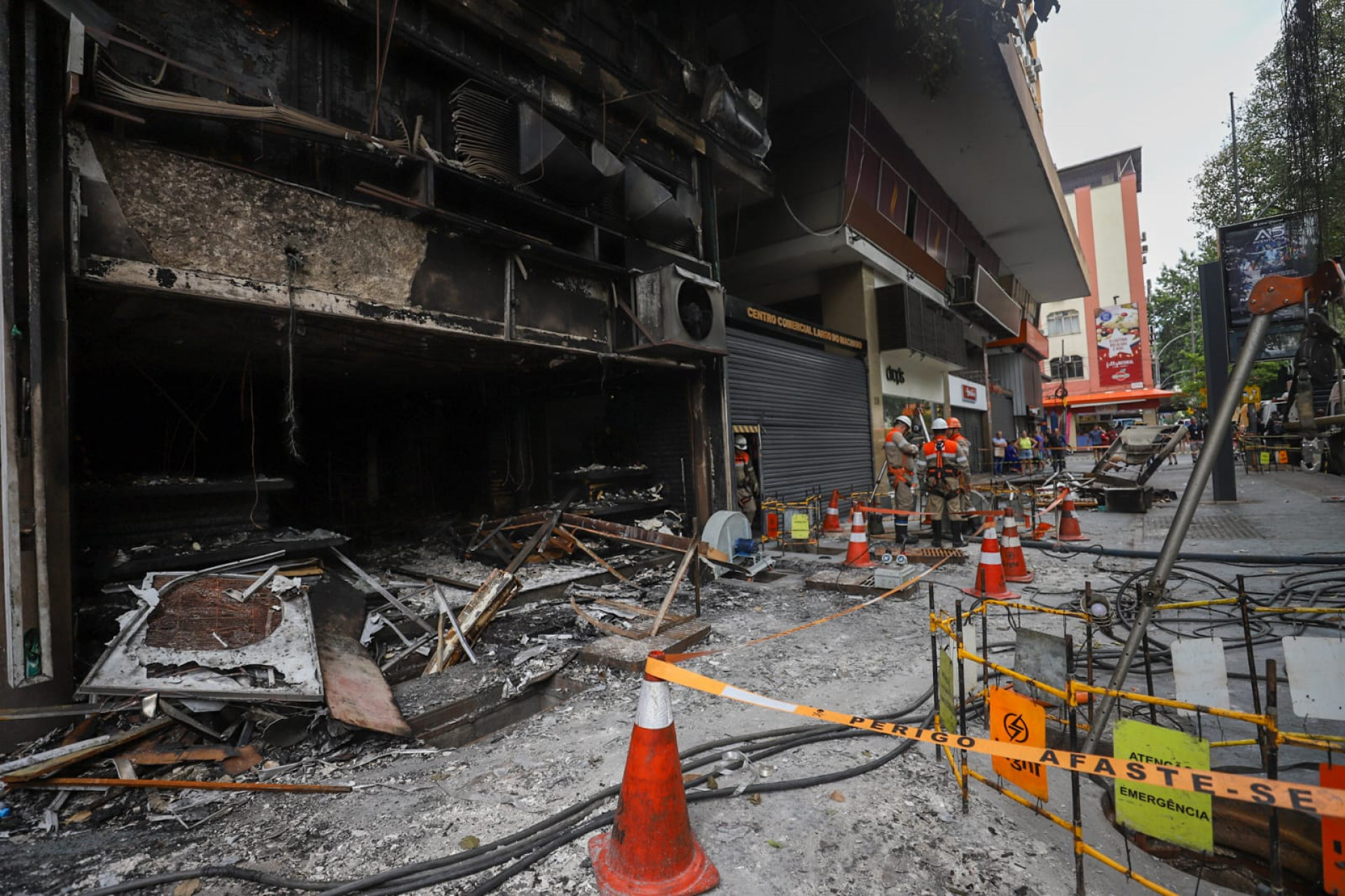 Bueiro soltava fumaça preta pouco antes de incêndio na Galeria Condor - Renan Areias / Agência O Dia