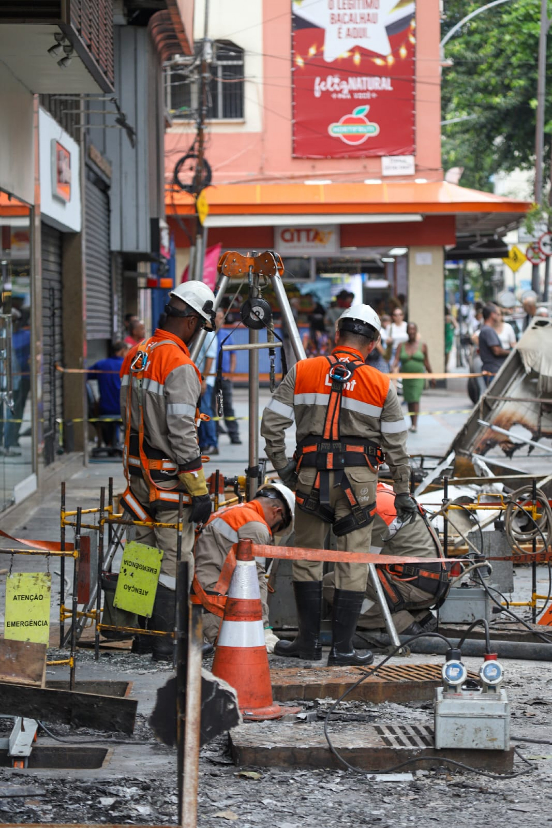 Bueiro soltava fumaça preta pouco antes de incêndio na Galeria Condor - Renan Areias / Agência O Dia