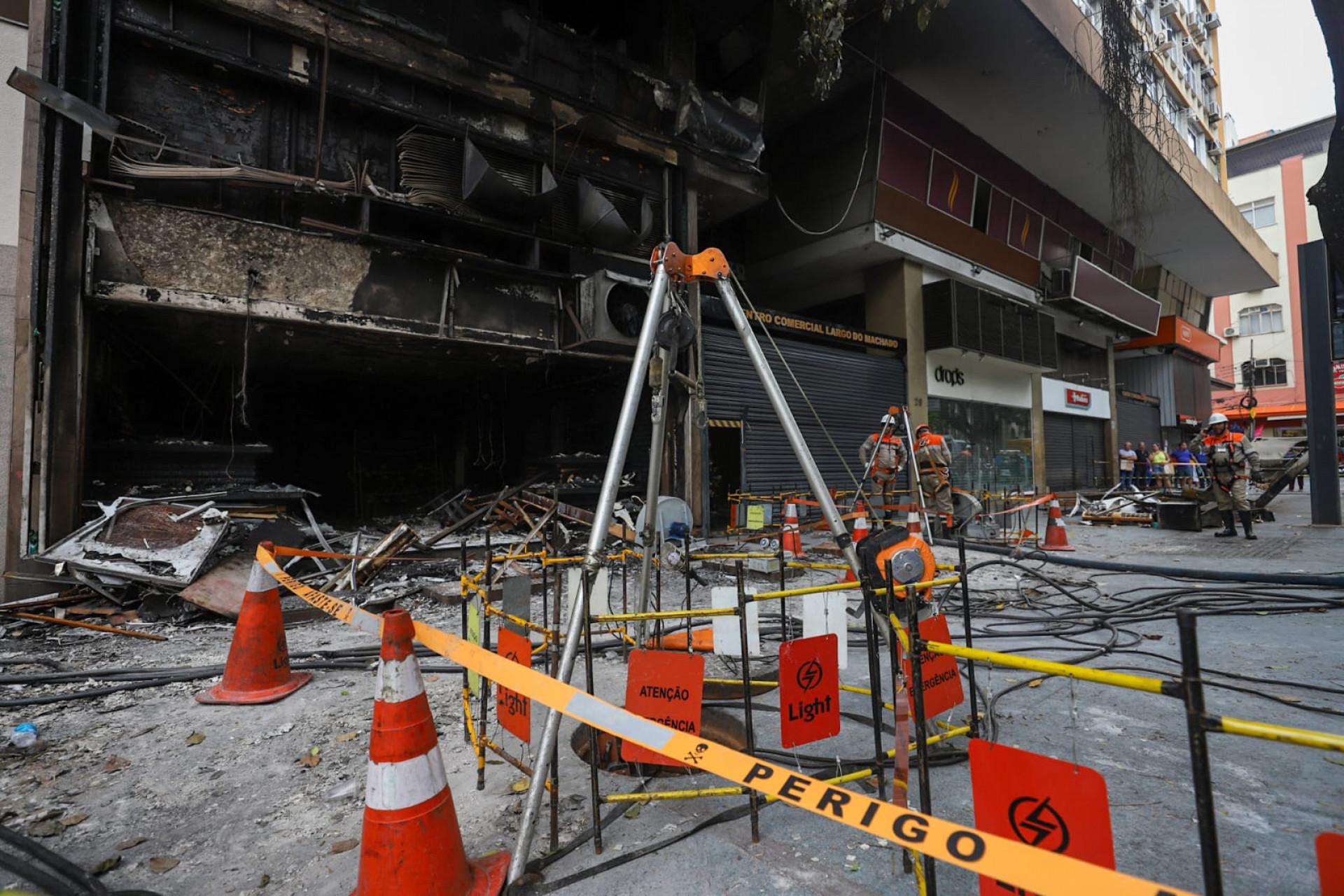 Bueiro soltava fumaça preta pouco antes de incêndio na Galeria Condor - Renan Areias / Agência O Dia