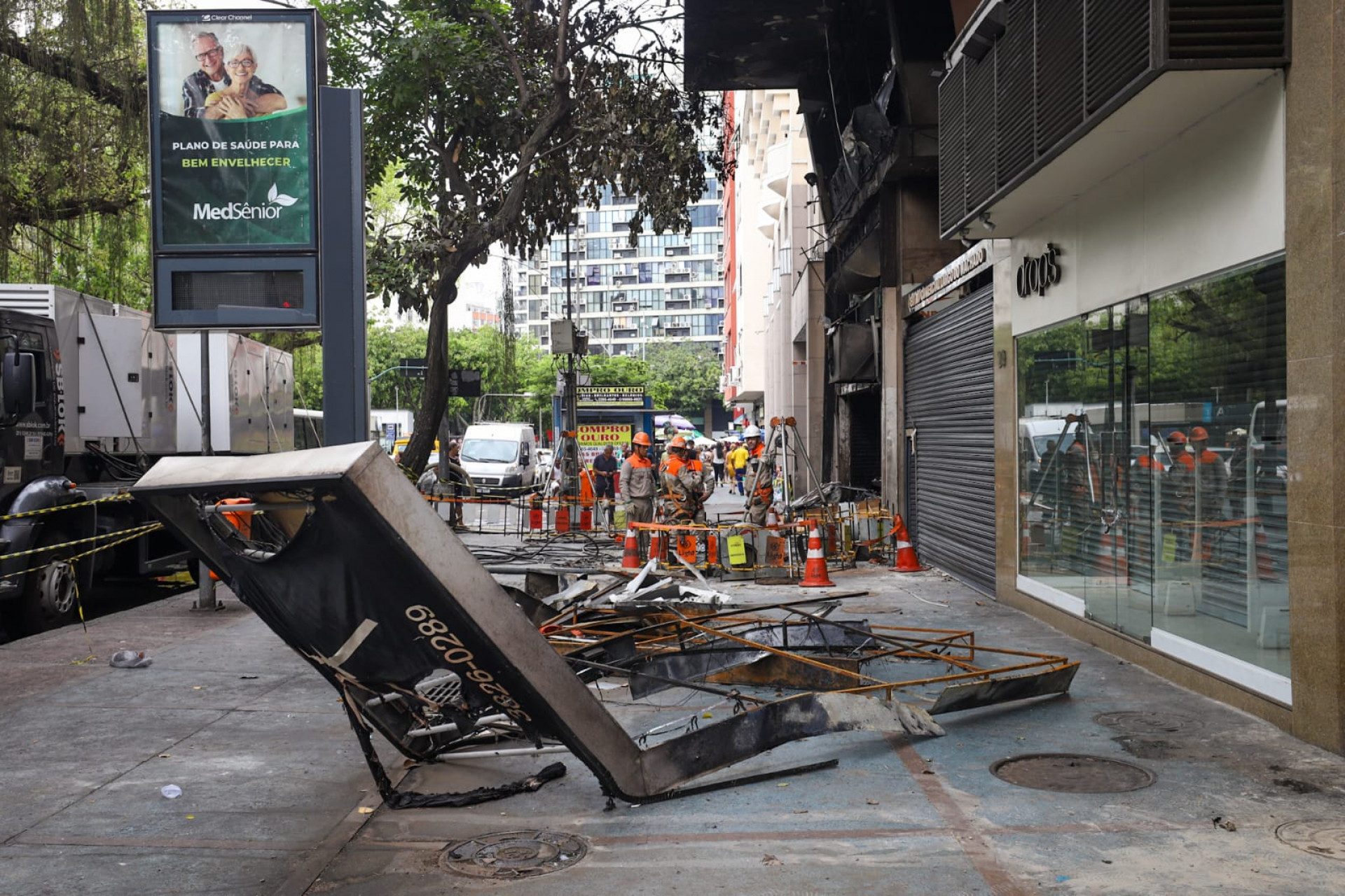 Letreiro do salão de beleza de Gustavo, na Galeria Condor, também pegou fogo - Renan Areias / Agência O Dia