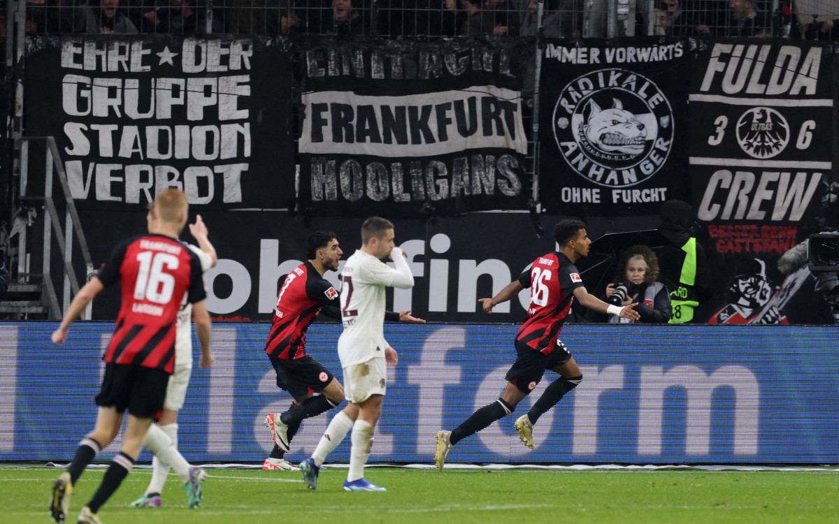 Im Kampf um die Führung schlagen die Bayern Frankfurt in der Deutschen Meisterschaft |  Sport