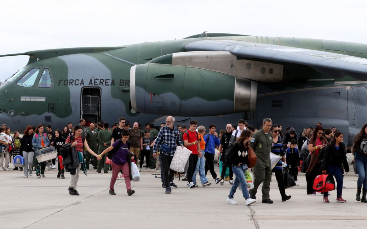 Voo para resgate de mais brasileiros em Gaza decola para o Egito