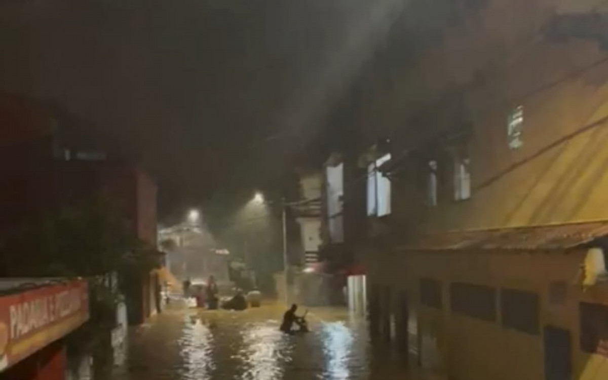 Bombeiros atuam em Angra dos Reis, atingida por fortes chuvas na noite desta sexta (8) - Divulgação