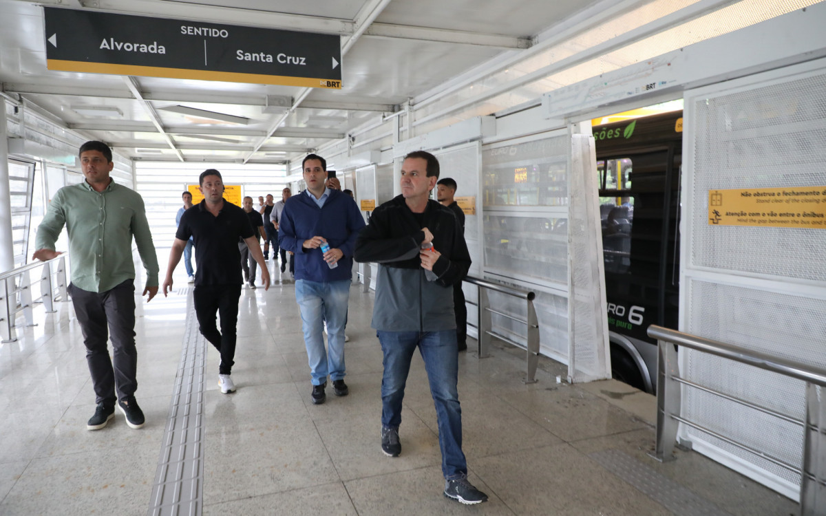 Prefeito Eduardo Paes em estação de BRT - Marcelo Piu