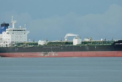 Navio com petróleo venezuelano encalha na Indonésia