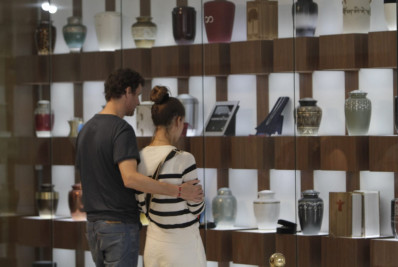 Corpo de argentina morta a facadas é cremado na Zona Norte do Rio