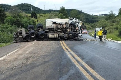 Acidente entre caminhões deixa dois mortos